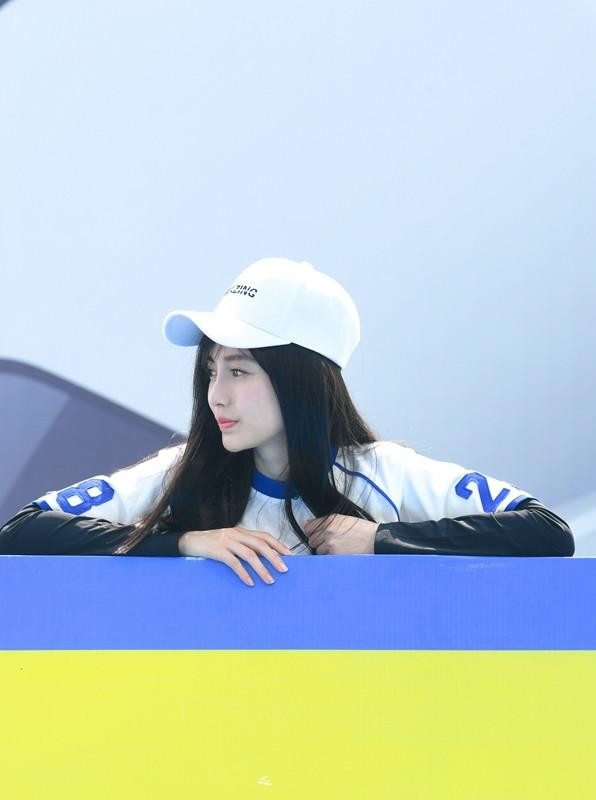 奔跑吧兄弟杨幂和baby吹足球,跑男中angelababy碰到黄晓明