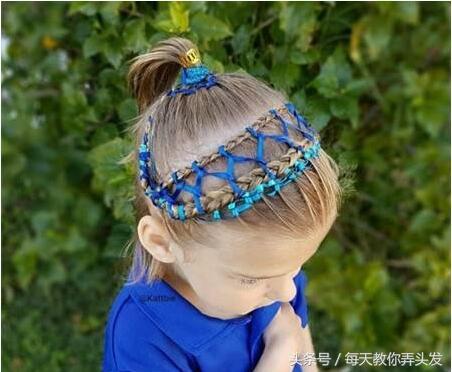 小女孩编发视频扎头发,小学生女孩扎头发简单编发麻花辫