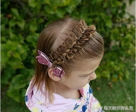 小女孩编发视频扎头发,小学生女孩扎头发简单编发麻花辫