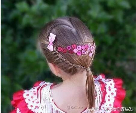 小女孩编发视频扎头发,小学生女孩扎头发简单编发麻花辫