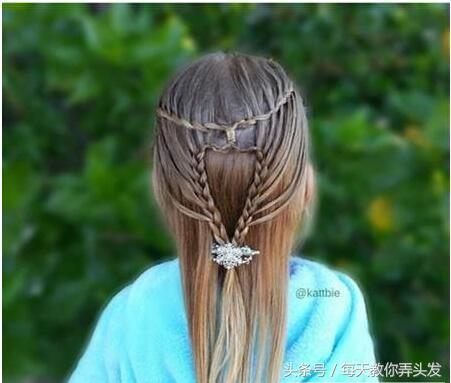 小女孩编发视频扎头发,小学生女孩扎头发简单编发麻花辫