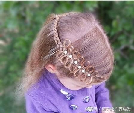 小女孩编发视频扎头发,小学生女孩扎头发简单编发麻花辫