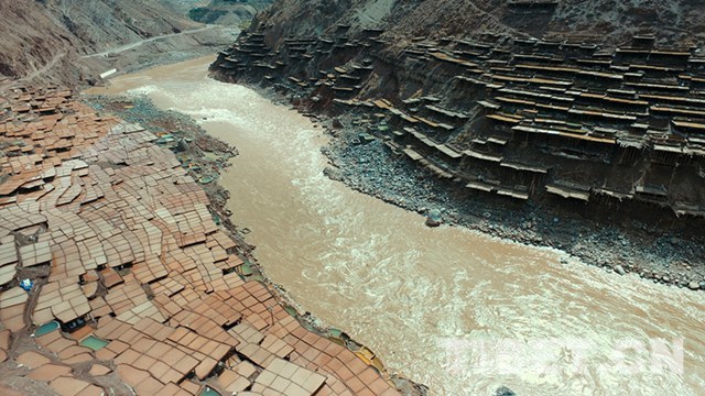 「新时代·藏东明珠」*藏西**千年古盐田边，建起了电商服务站