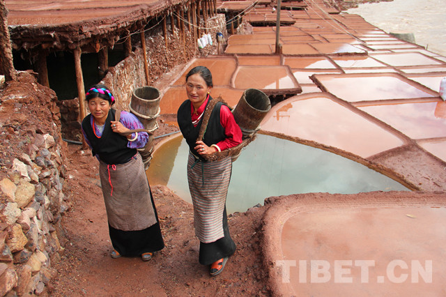 「新时代·藏东明珠」*藏西**千年古盐田边，建起了电商服务站