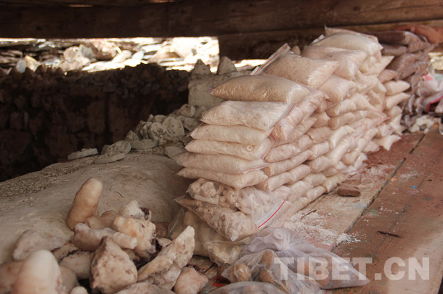 「新时代·藏东明珠」*藏西**千年古盐田边，建起了电商服务站