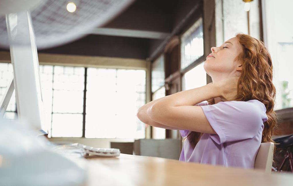 趴着午睡肌肉酸痛怎么办?5个动作搞定它