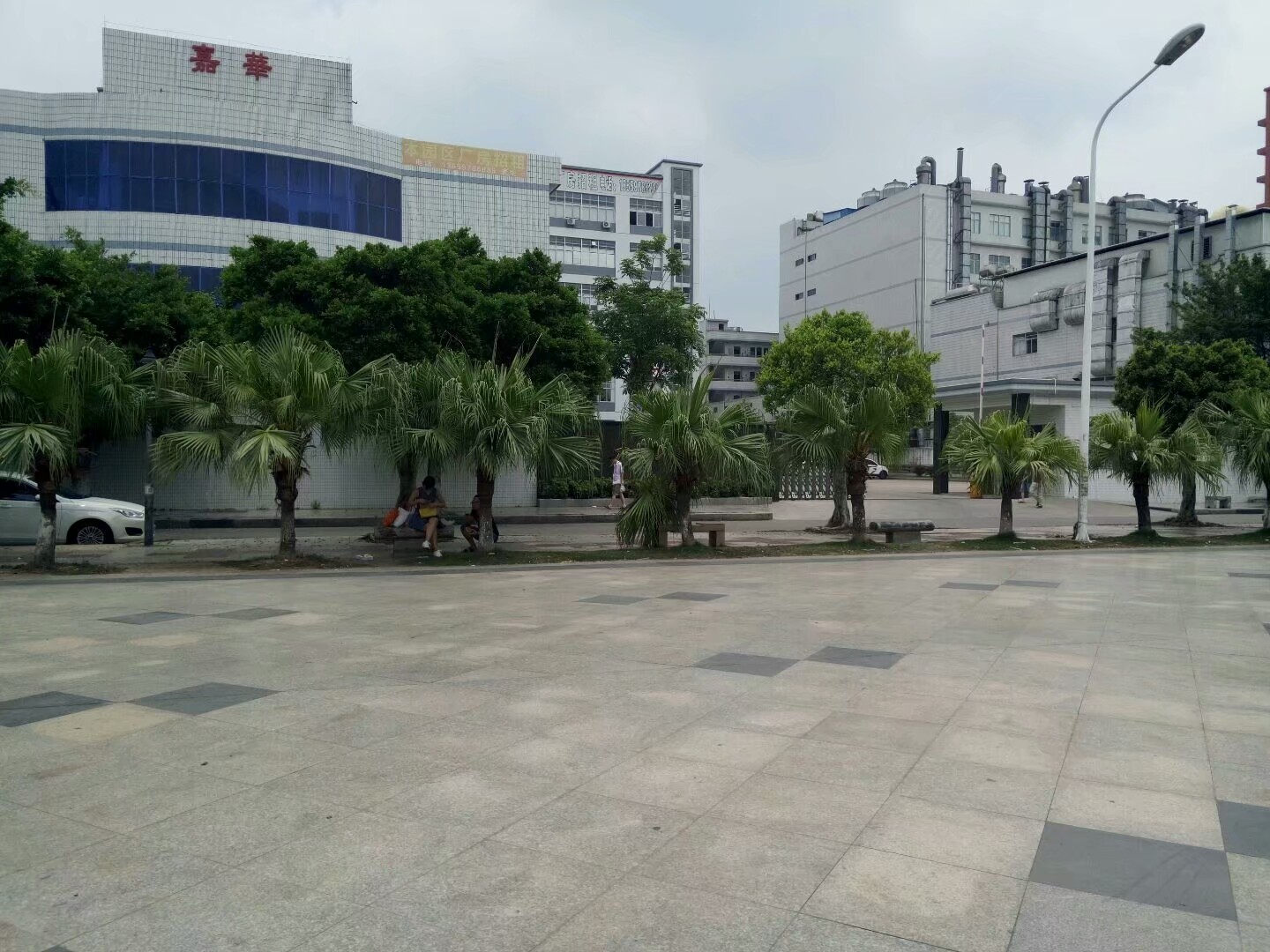 东莞长安，年轻人带着行李努力找工作，厂家给这样的工资努力招工