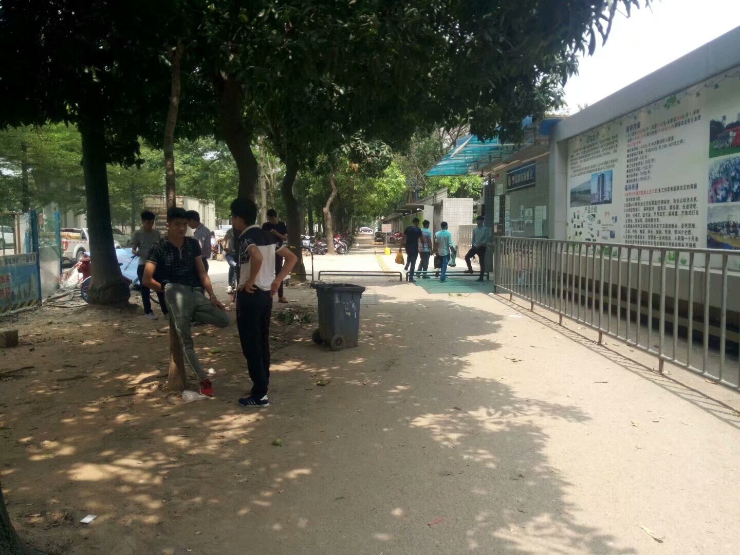 东莞长安，年轻人带着行李努力找工作，厂家给这样的工资努力招工