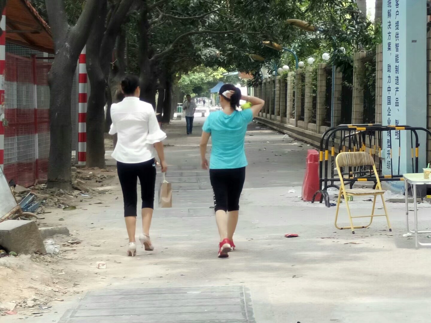 东莞长安，年轻人带着行李努力找工作，厂家给这样的工资努力招工