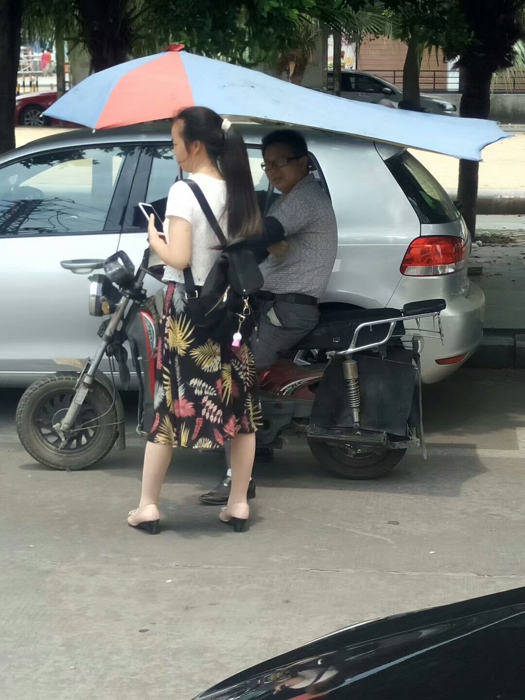 东莞长安，年轻人带着行李努力找工作，厂家给这样的工资努力招工