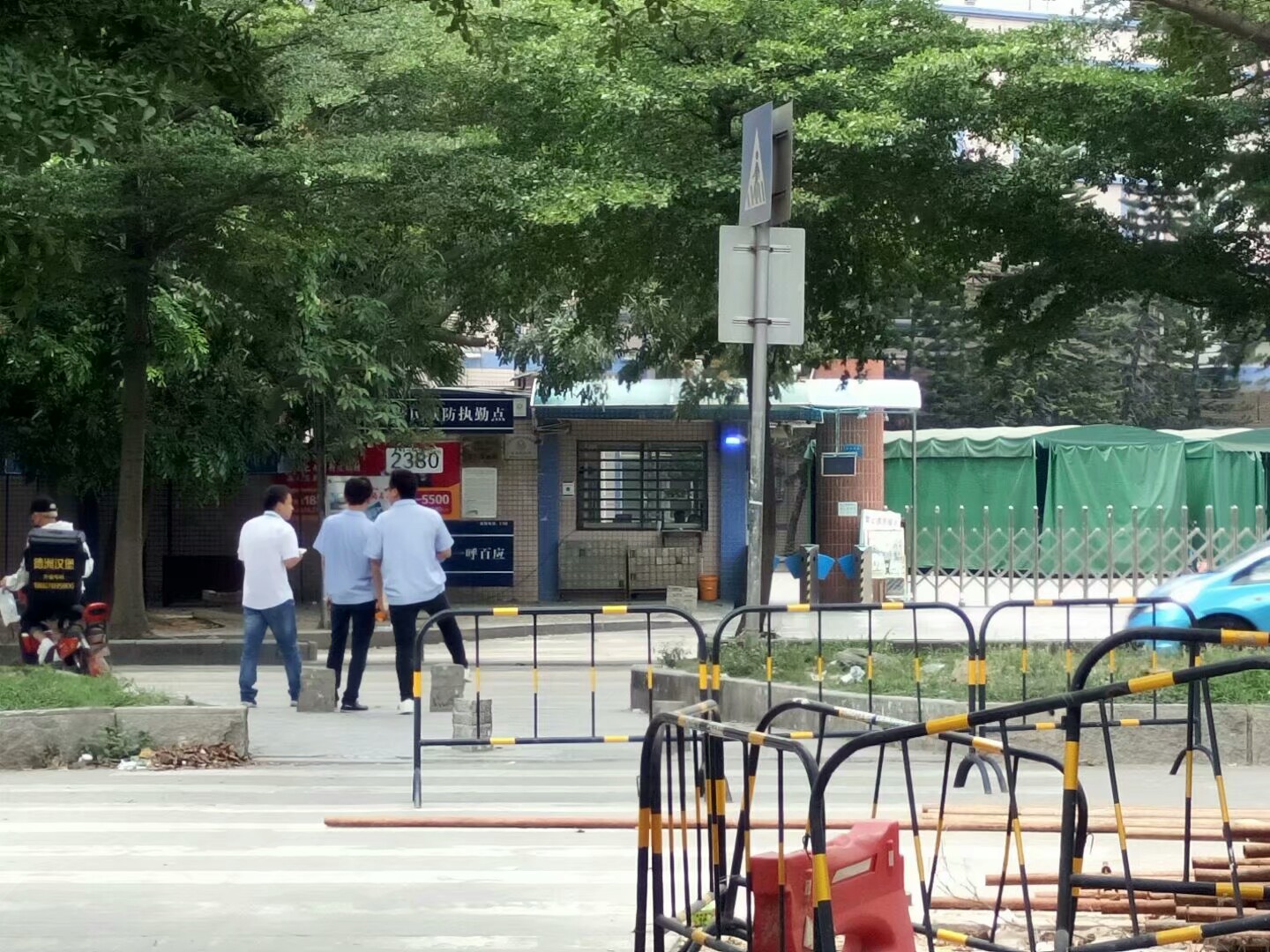 东莞长安，年轻人带着行李努力找工作，厂家给这样的工资努力招工