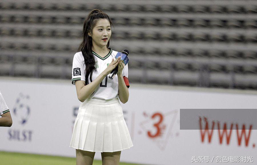 关晓彤白色短裙近期,关晓彤出席活动长腿秀