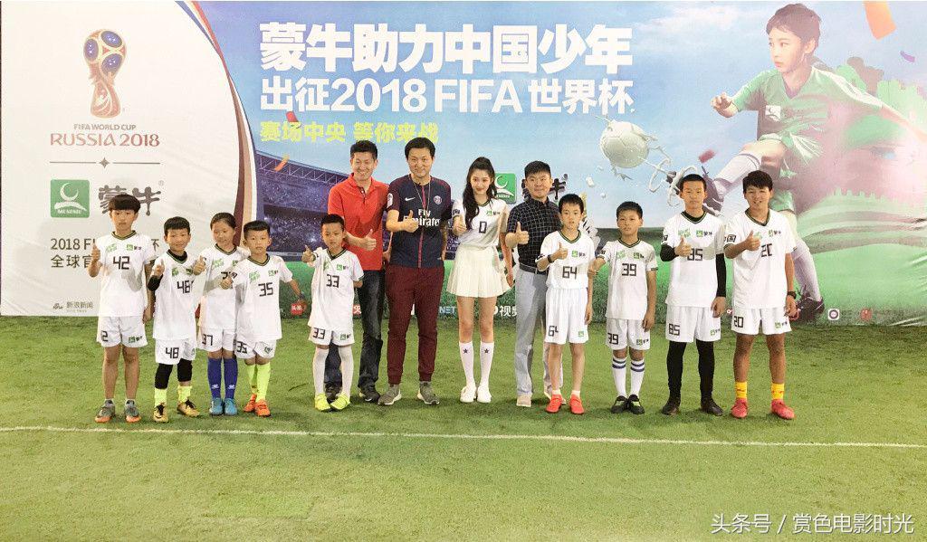 关晓彤白色短裙近期,关晓彤出席活动长腿秀