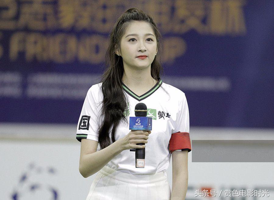 关晓彤白色短裙近期,关晓彤出席活动长腿秀