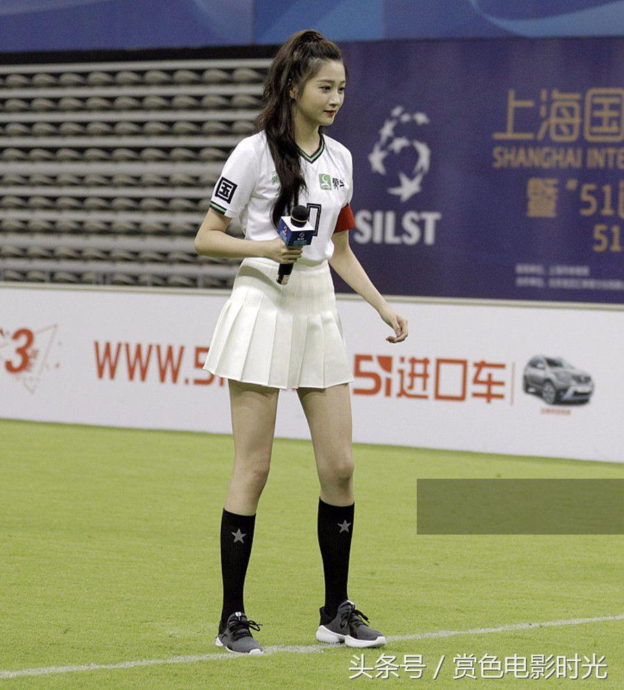 关晓彤白色短裙近期,关晓彤出席活动长腿秀