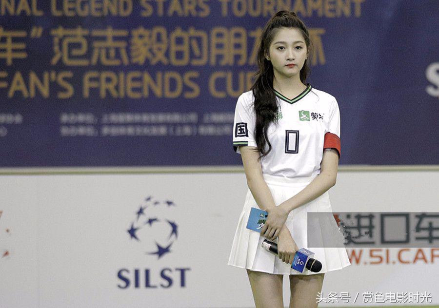 关晓彤白色短裙近期,关晓彤出席活动长腿秀