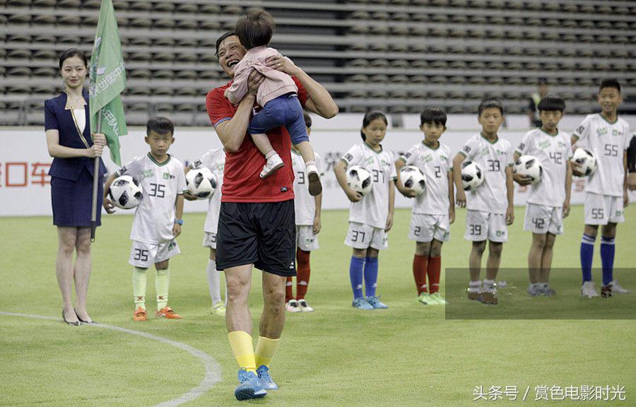 关晓彤白色短裙近期,关晓彤出席活动长腿秀