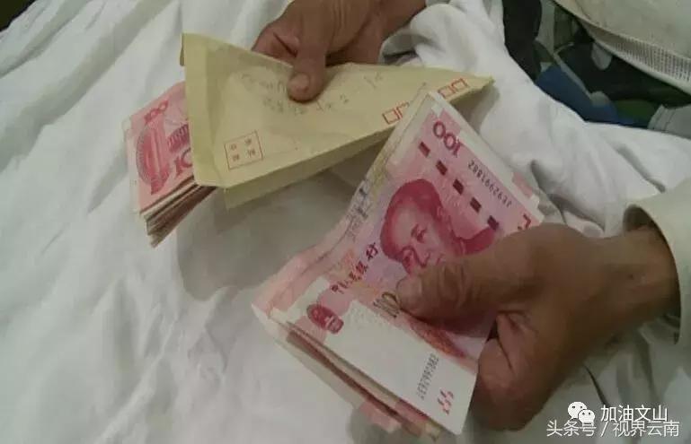 八月大孩子被亲娘挥刀割掉*体下**,文山州医院医生自发捐款出手相助