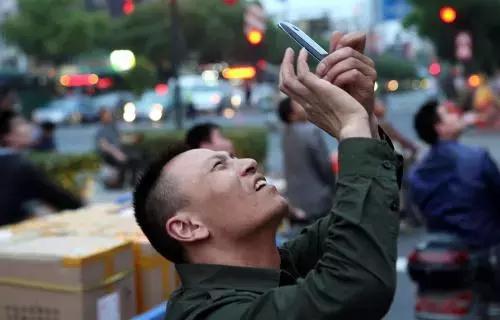 顽石：看客并不都可恶，可恶的是被看客化和看客“粉丝化”