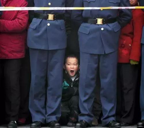 顽石：看客并不都可恶，可恶的是被看客化和看客“粉丝化”