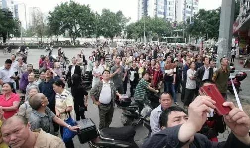 顽石：看客并不都可恶，可恶的是被看客化和看客“粉丝化”