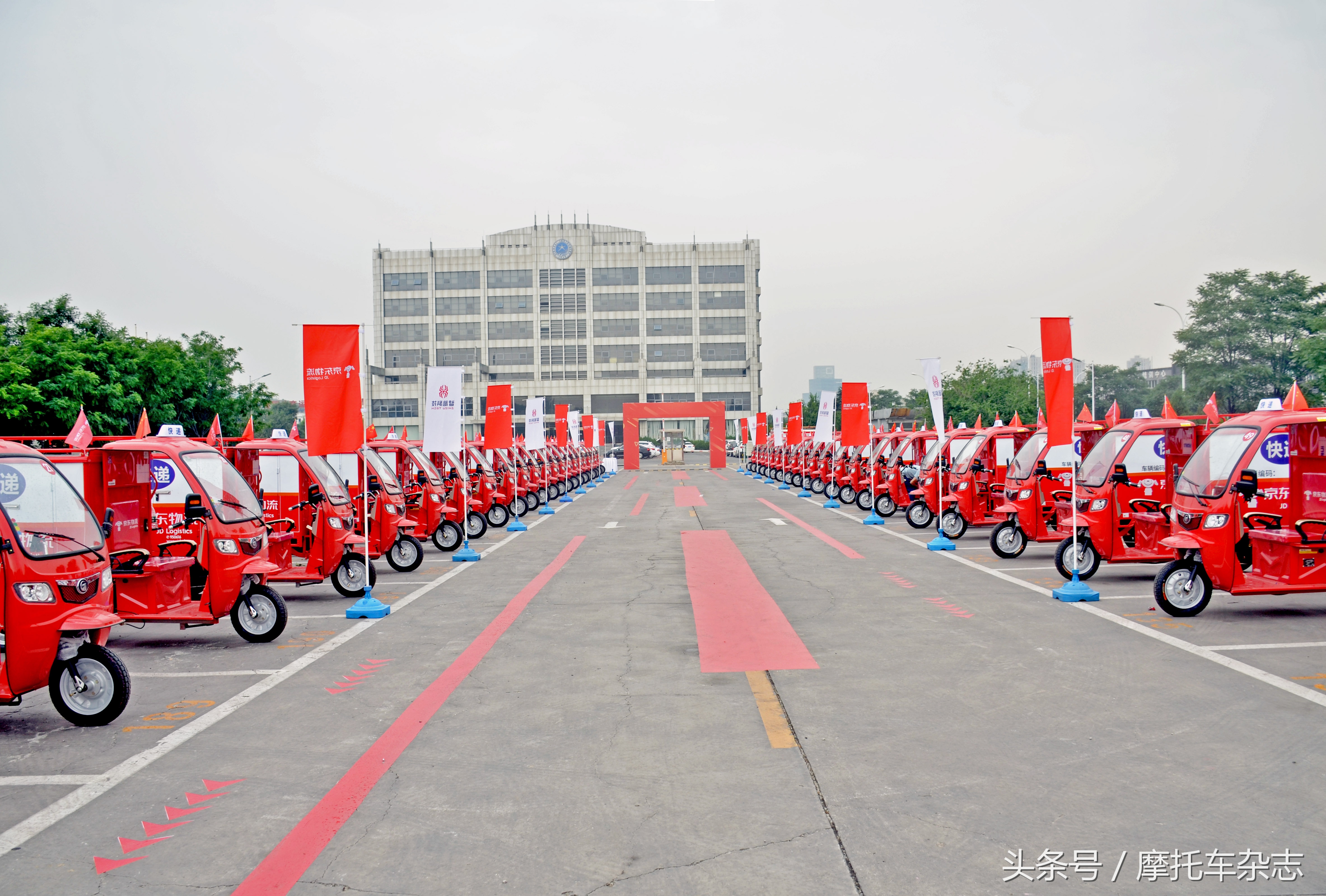 京东物流智能快递车,京东智能快递物流车