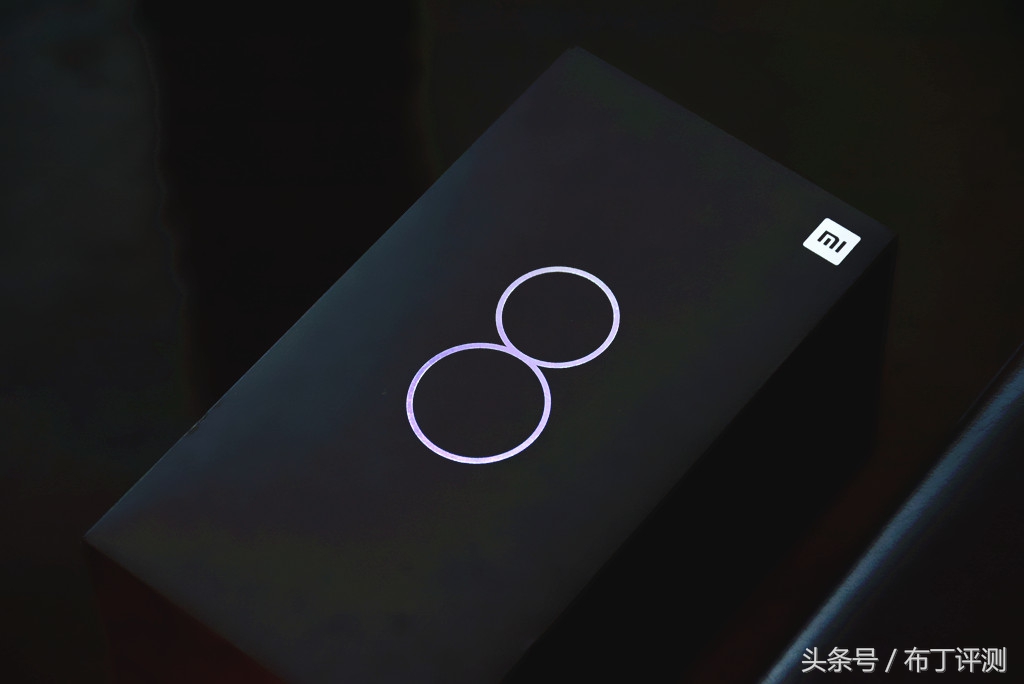 全球首发双频GPS,拍照超苹果X,小米8金色版上手体验!