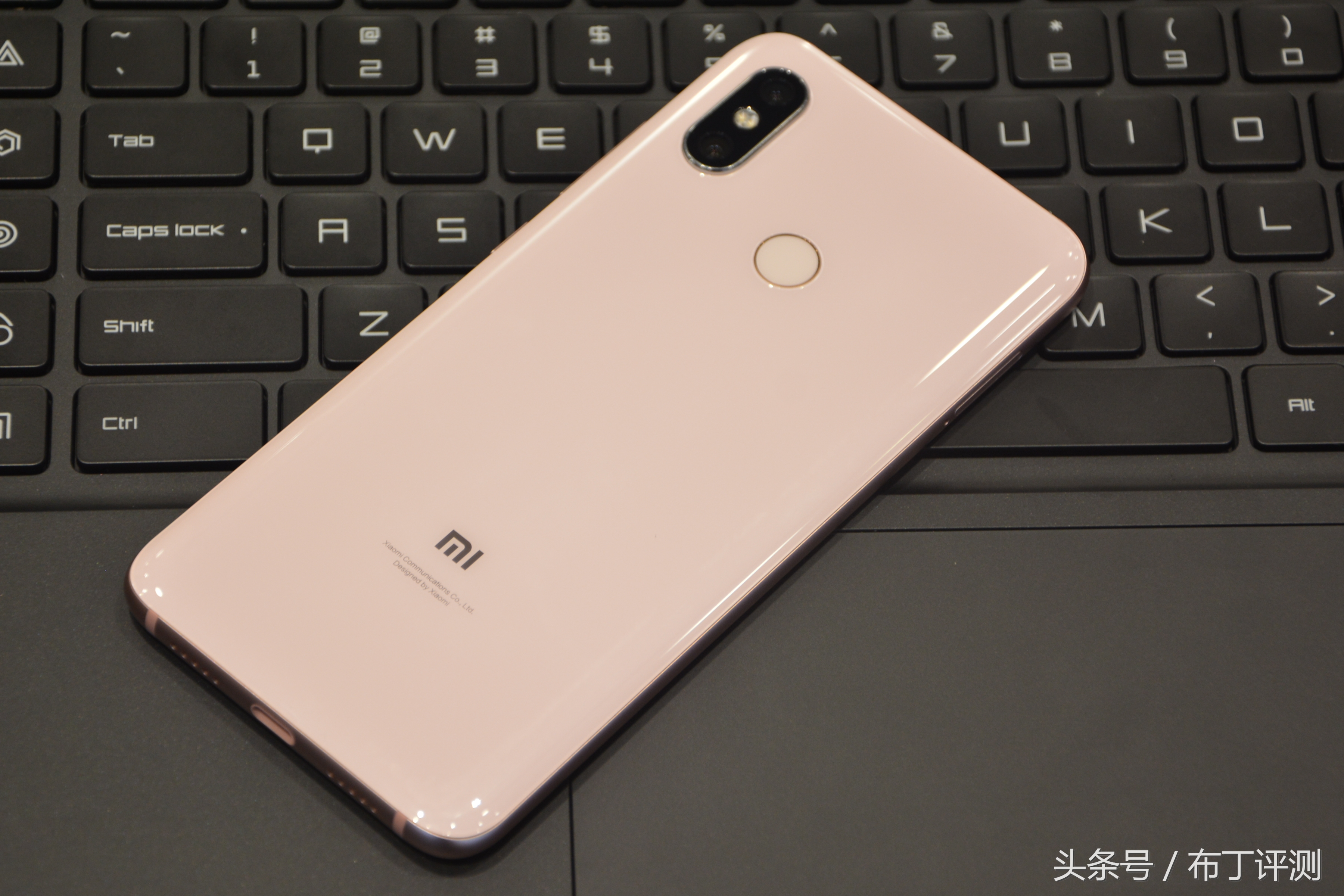 全球首发双频GPS,拍照超苹果X,小米8金色版上手体验!