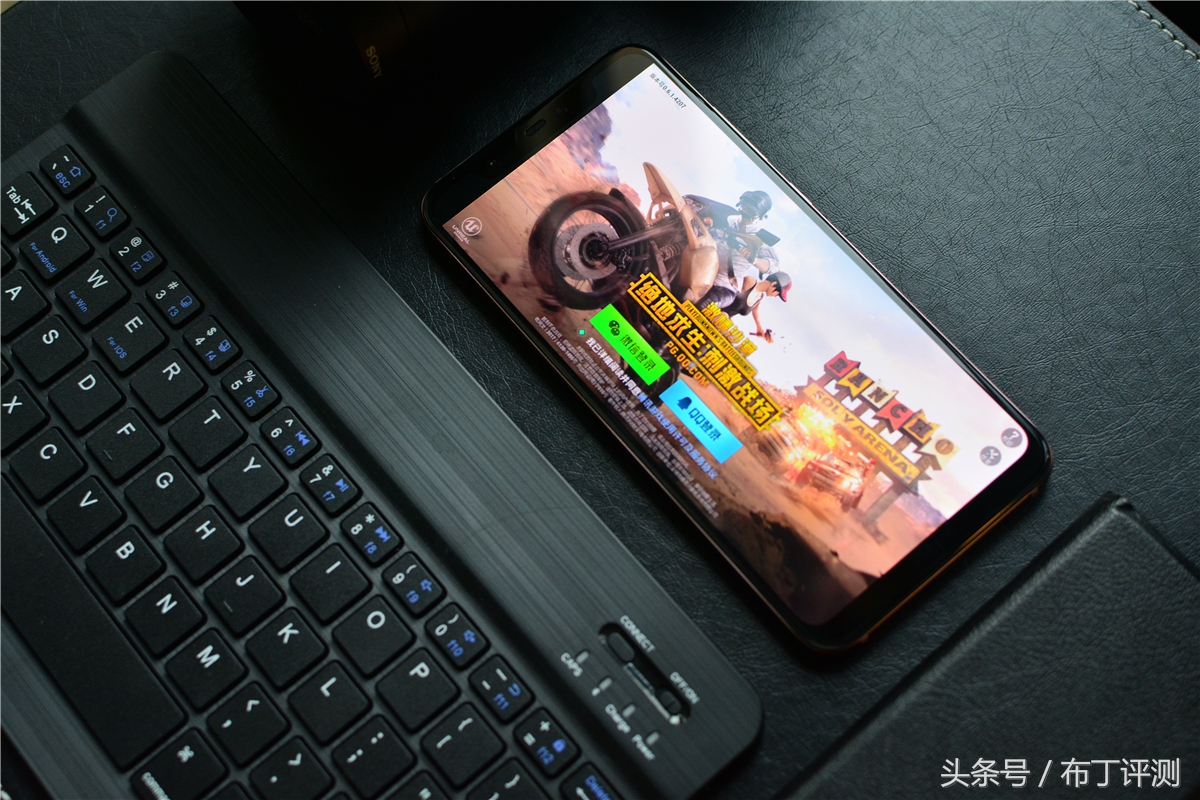 全球首发双频GPS,拍照超苹果X,小米8金色版上手体验!
