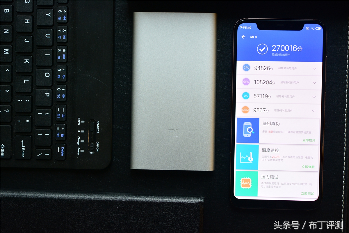 全球首发双频GPS,拍照超苹果X,小米8金色版上手体验!