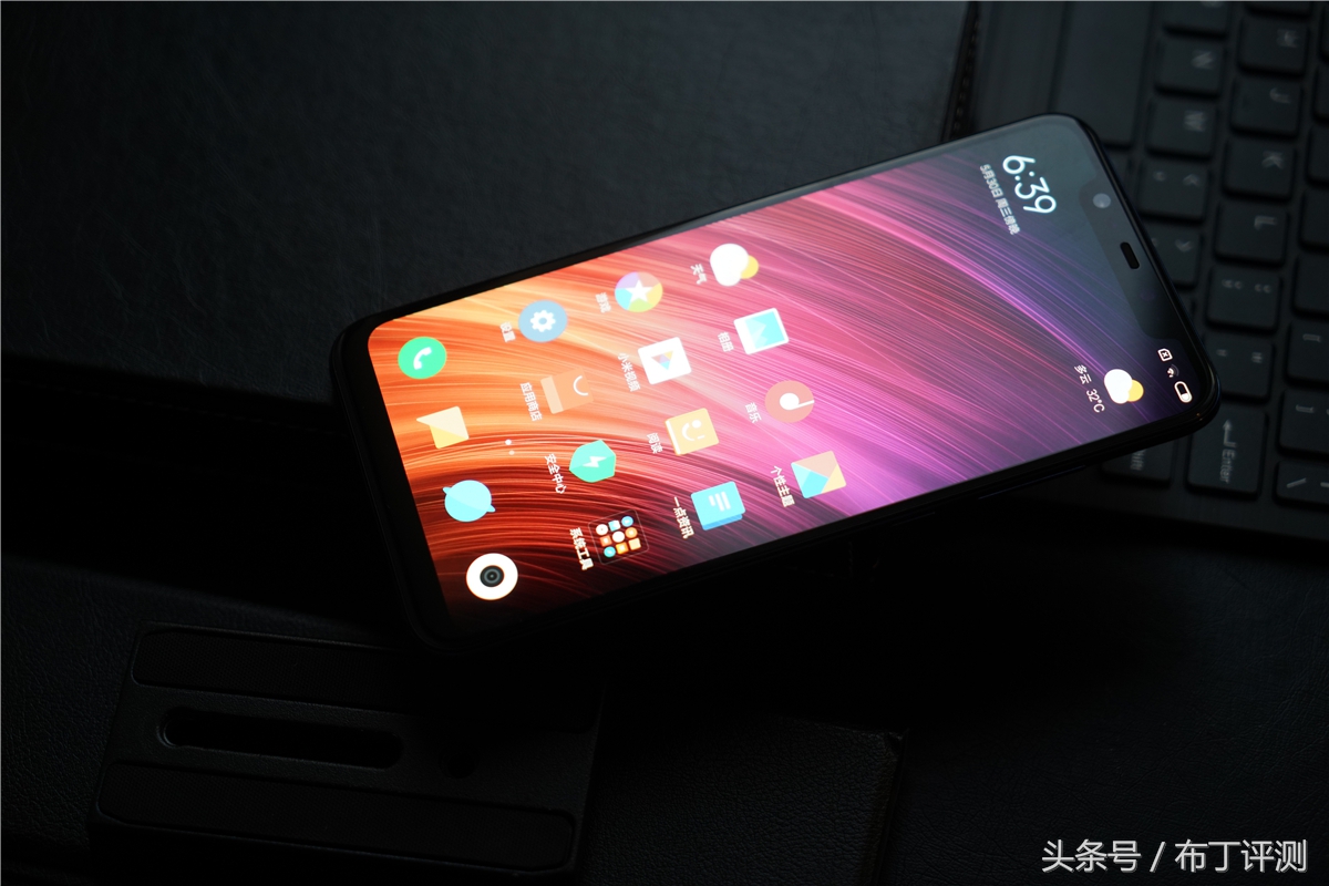 全球首发双频GPS,拍照超苹果X,小米8金色版上手体验!