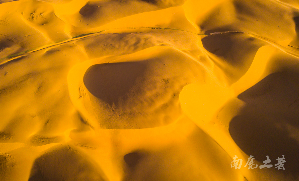 无人机飞跃田野,无人机飞跃山峰