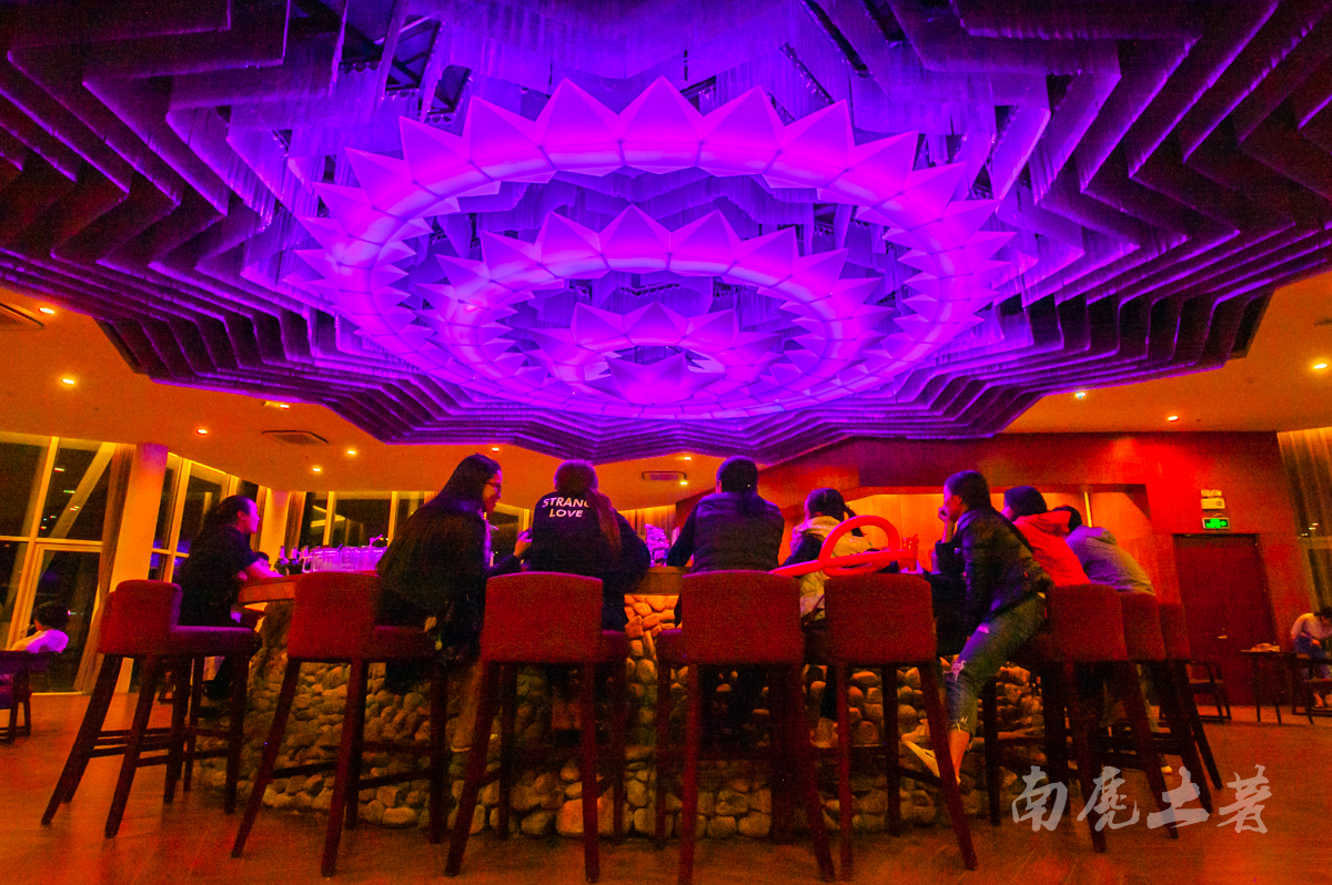 无人机飞跃田野,无人机飞跃山峰