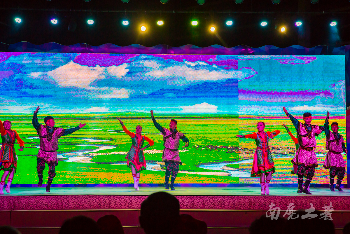 无人机飞跃田野,无人机飞跃山峰