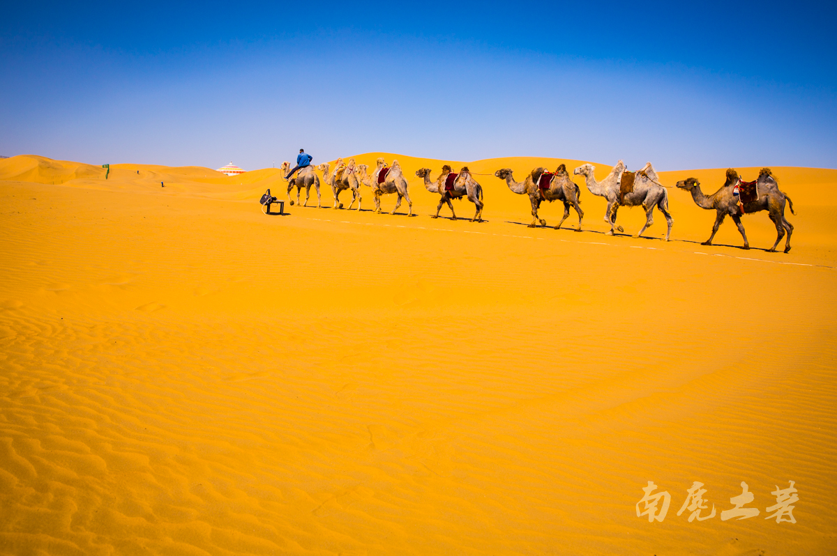 无人机飞跃田野,无人机飞跃山峰