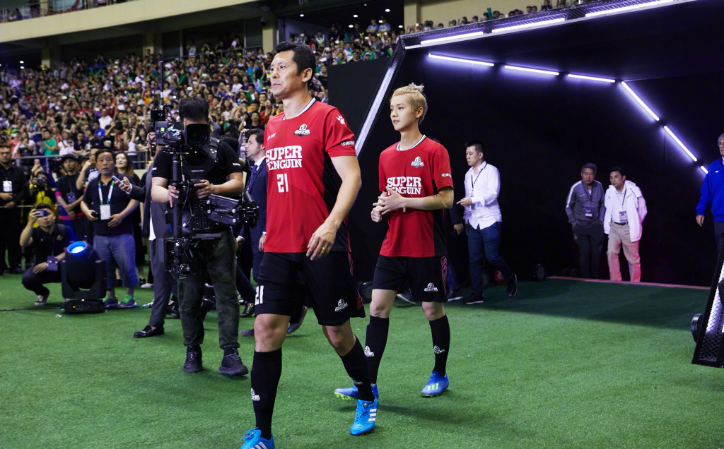 关晓彤鹿晗微博公布恋情照,关晓彤鹿晗范志毅踢球