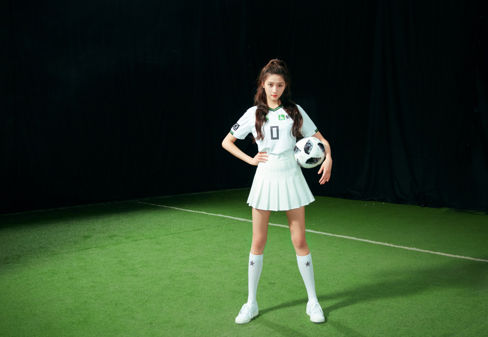 关晓彤鹿晗微博公布恋情照,关晓彤鹿晗范志毅踢球