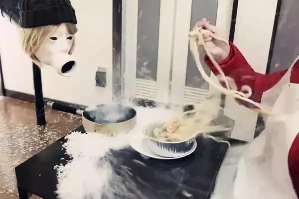 岛国真会玩——自制吹气娃娃,真是寂寞如雪啊!