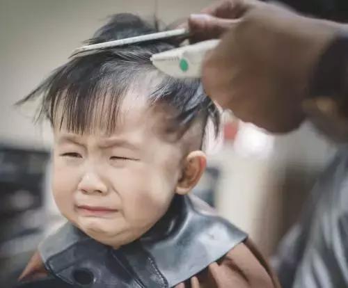 4岁宝宝理发不哭闹,如何给小孩理发不哭闹