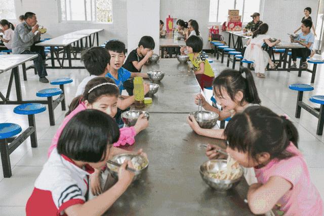 “我都看不清楚黑板了”！关注郑州周边乡村幼儿视力，我们在行动