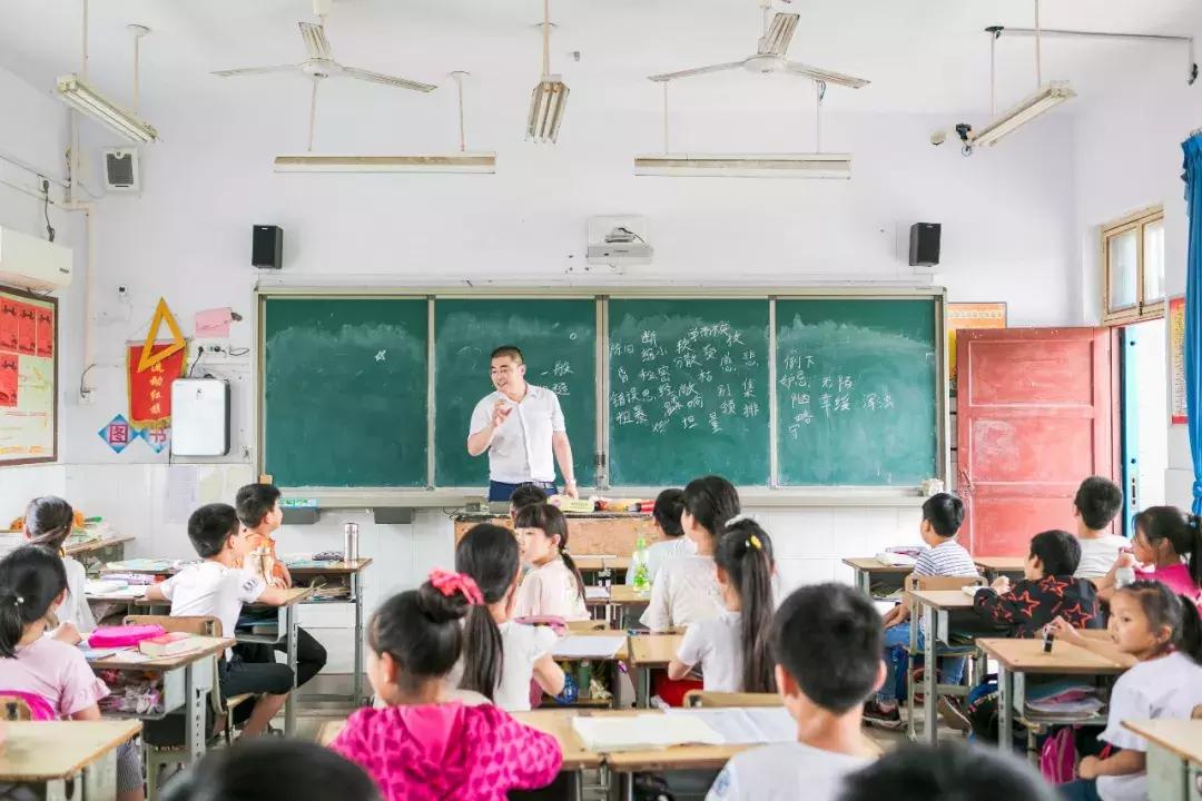 “我都看不清楚黑板了”！关注郑州周边乡村幼儿视力，我们在行动