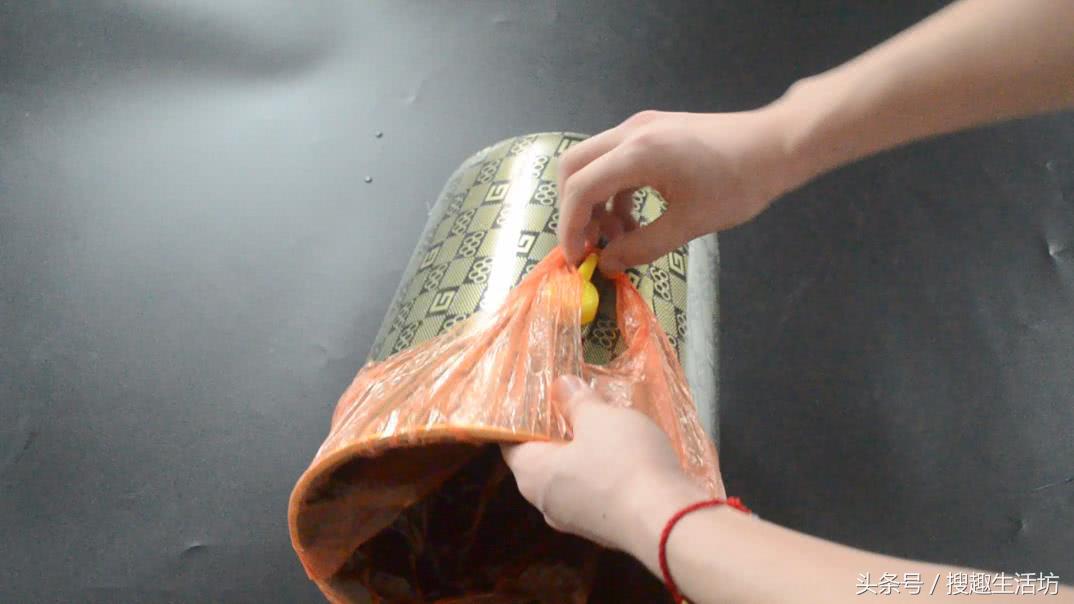 洗洁精瓶子放下面美观又不占地方,洗洁精瓶子放餐具