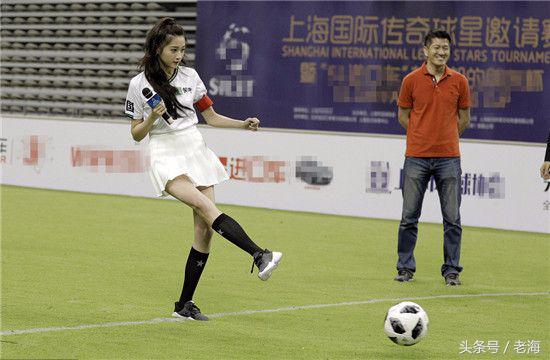 关晓彤走红毯踢裙摆,关晓彤踢球完整视频