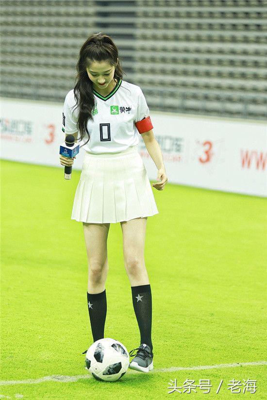 关晓彤走红毯踢裙摆,关晓彤踢球完整视频