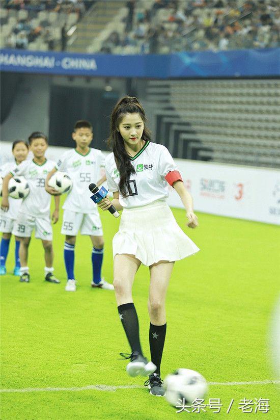 关晓彤走红毯踢裙摆,关晓彤踢球完整视频