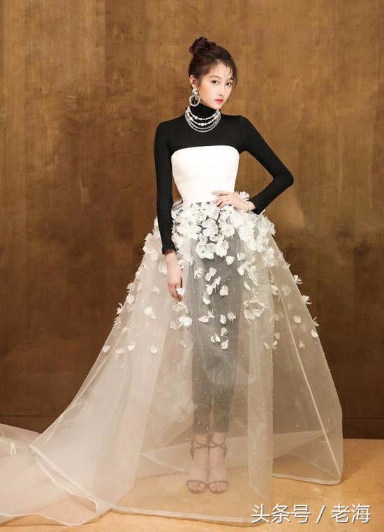 关晓彤走红毯踢裙摆,关晓彤踢球完整视频