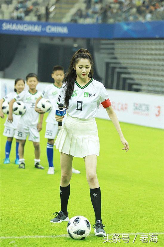 关晓彤走红毯踢裙摆,关晓彤踢球完整视频