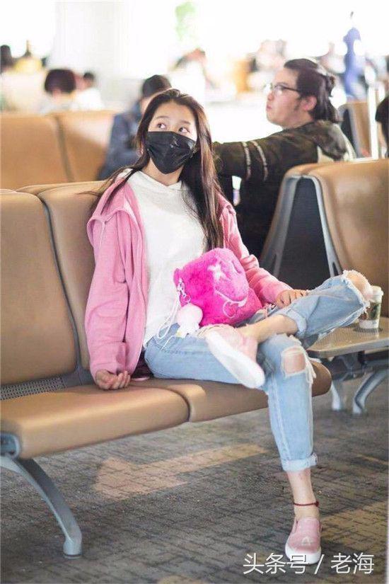 关晓彤走红毯踢裙摆,关晓彤踢球完整视频