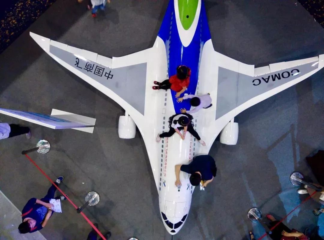 杭州人对未来的好奇心彻底爆发！10多万人在钱塘江边“看到未来”