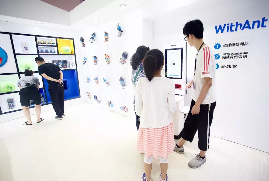 杭州人对未来的好奇心彻底爆发！10多万人在钱塘江边“看到未来”